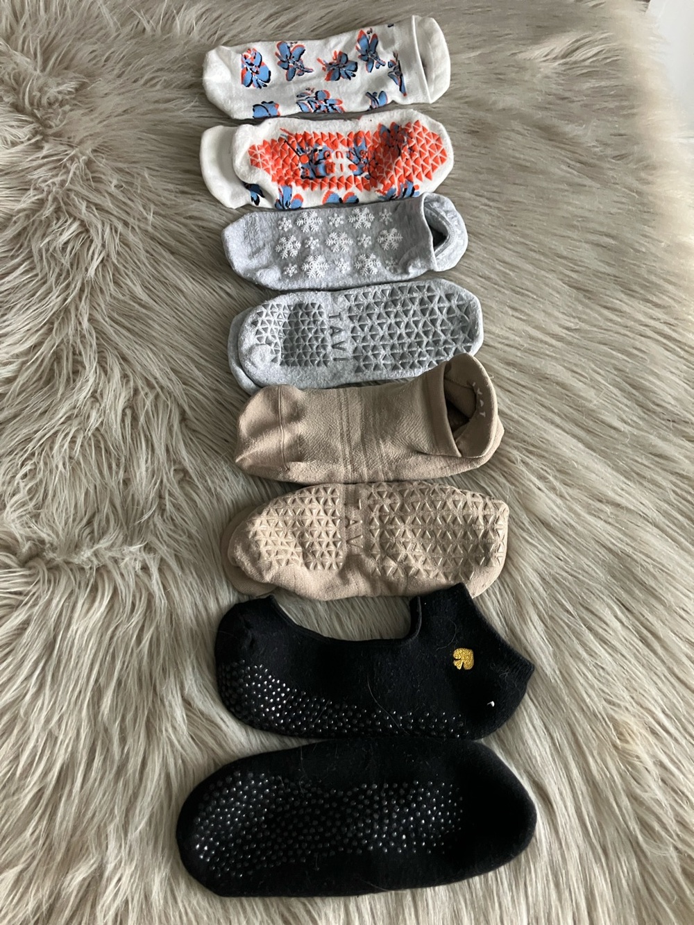 TAVI And Others Women 4 Pack grip Athletic Socks